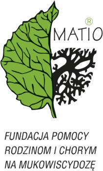 Logotyp Fundacji MATIO. Logo ma prostokątny kształt i utrzymane jest w czarno-zielonej kolorystyce. Zielony jest jedynie liść, który widnieje po lewej stronie i zajmuje znaczną część logo. Trochę przypomina mózg. Od liścia, na prawo odchodzi drzewo, a nad nim mieści się napis MATIO. Pod grafiką umieszczono napis Fundacja Pomocy Rodzicom i Chorym a Mukowiscydozę. 