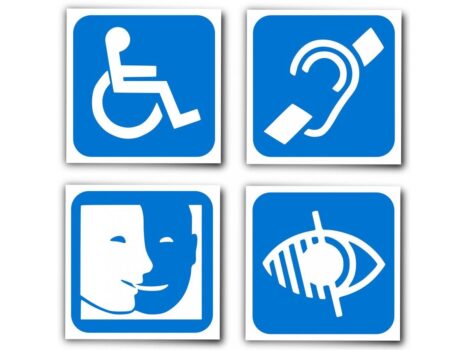 Grafika, przedstawiająca cztery piktogramy, symbolizujące osoby poruszające się na wózku, osoby głuche, osoby z zaburzeniami mowy oraz osoby z zaburzeniami widzenia 