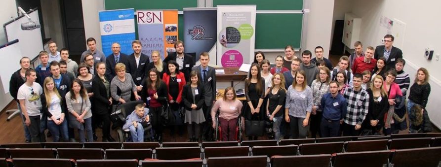 Zdjęcie grupowe uczestników ogólnopolskiego forum studentów z niepełnosprawnościami
