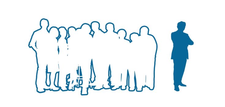 na środku niebieski kontur przedstawia grupę ludzi, po prawej stronie stoi pojedyncza postać, odwrócona tyłem do grupy - symbol wykluczenia