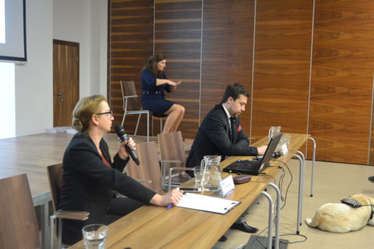 dr Anna Rdest prowadzi panel z Mariuszem Zielonką z ministerstwa nauki i szkolnictwa wyższego na temat dotacji
