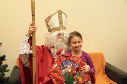 mała Anielka ze świętym Mikołajem o ogromną paczką prezentów