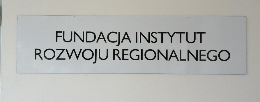 biała tablica informacyjna z napisem Fundacja Instytut Rozwoju Regionalnego