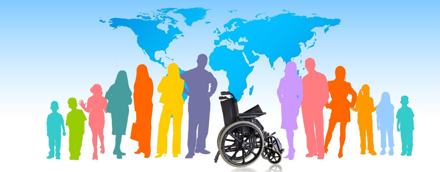 grafika. na tle konturów wszystkich kontynentów stoją kolorowe postaci. na środku, pomiędzy nimi, stoi wózek inwalidzki