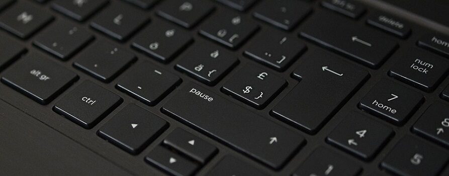 fragment czarnej klawiatury laptopa