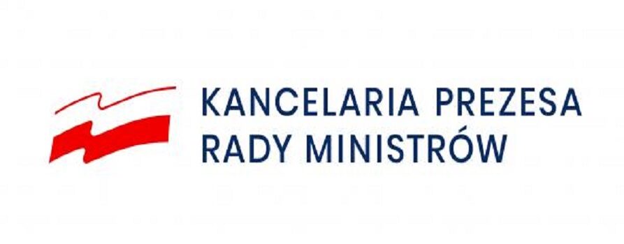 Logo Kancelarii Prezesa Rady Ministrów. Granatowy napis na białym tle, po prawej stronie flaga Polski