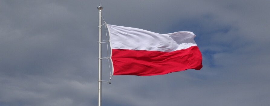Polska flaga, powiewająca na maszcie
