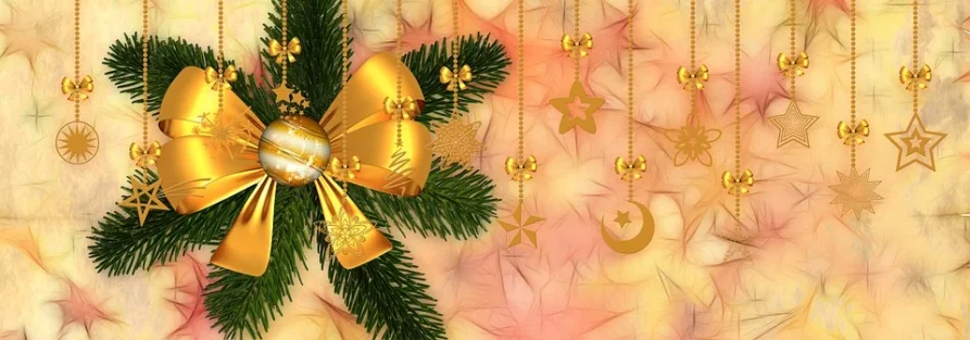 Złota kokarda na świątecznym wieńcu z gałęzi sosny, dookoła złote gwaizdki i księżyce, zwisające na sznurkach
