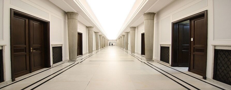 korytarz, przypominający korytarz sejmu lub parlamentu