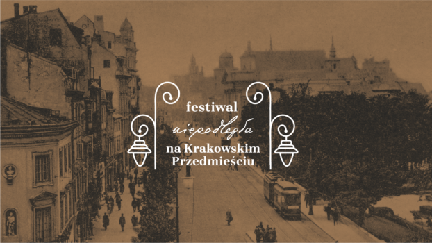 Archiwalne zdjęcie w kolorze sepii, przedstawiające fragment Traktu Królewskiego w w Warszawie. Pośrodku zdjęcia logo Festiwalu Niepodległa na Krakowskim Przedmieściu. Po dwóch stronach napisu rysunek latarni