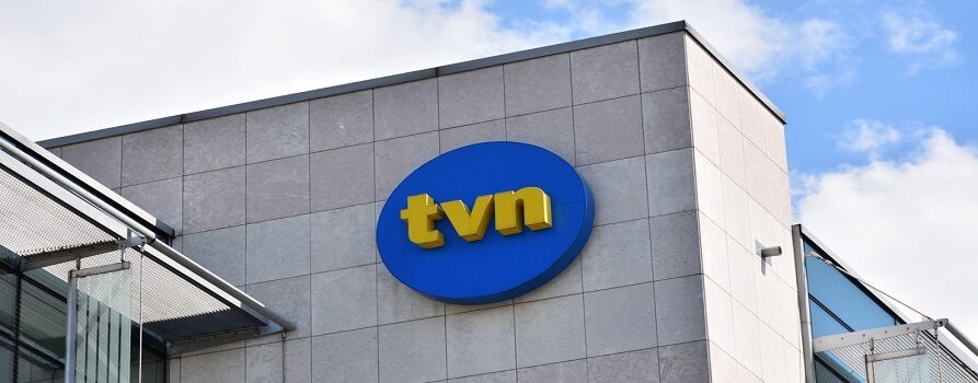 Logo stacji TVN na siedzibie telewizji