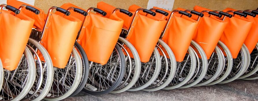 wózki inwalidzkie złożone w rzędzie