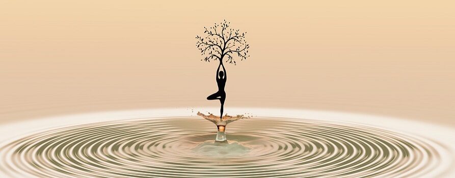 Grafika: na tle pomarszczonej tafli wody w kremowym kolorze wyrasta kobieca sylwetka w pozycji lotosu, z której wyrasta drzewo