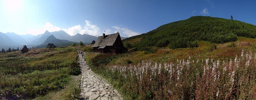 Ścieżka w Tatrach, na ścieżce drewniany domek