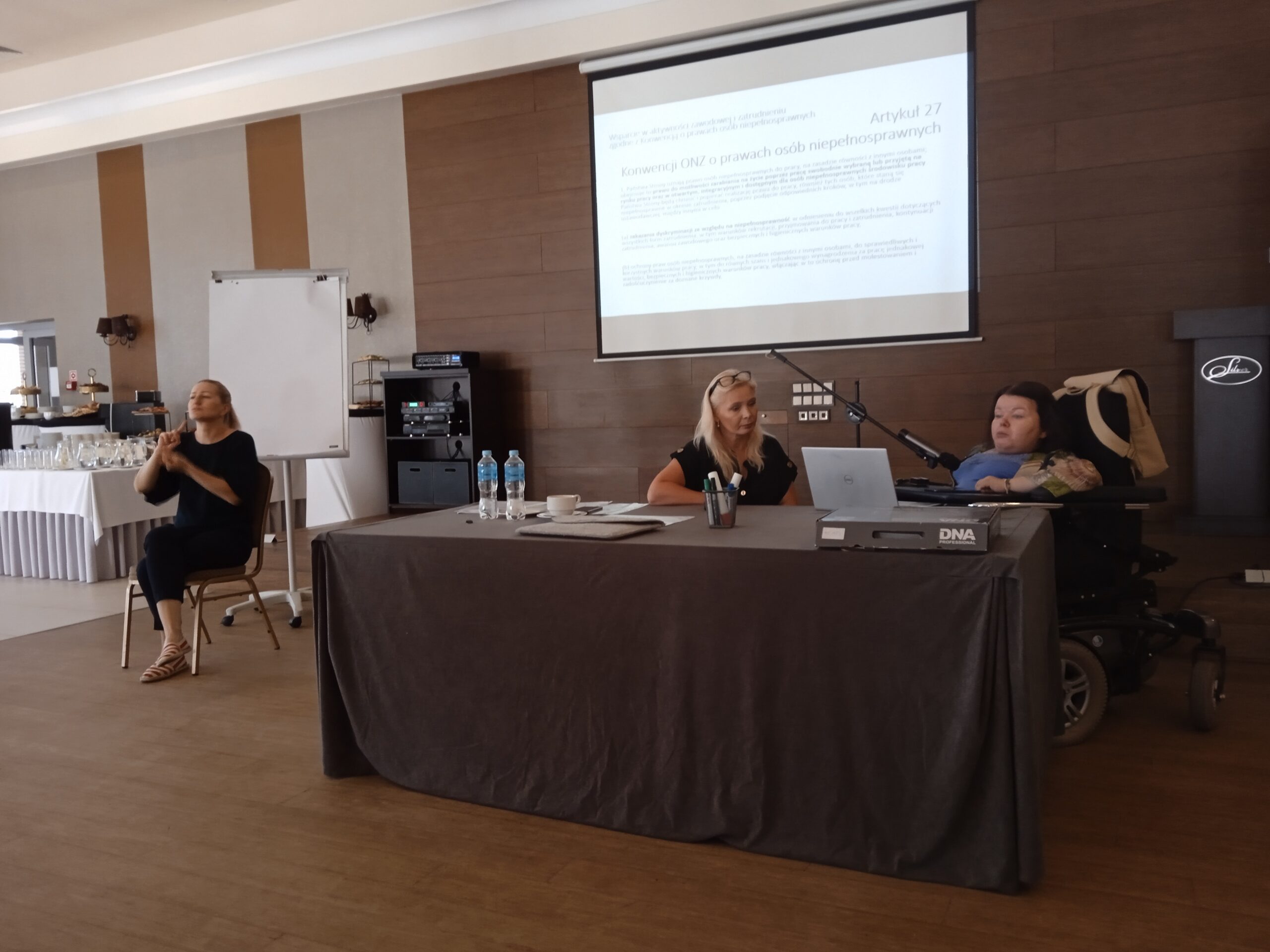 po lewej stronie tłumaczka PJM, po prawej wiceprezeska Fundacji, Joanna Bryk i dr Anna Drabarz, prezentująca zagadnienie