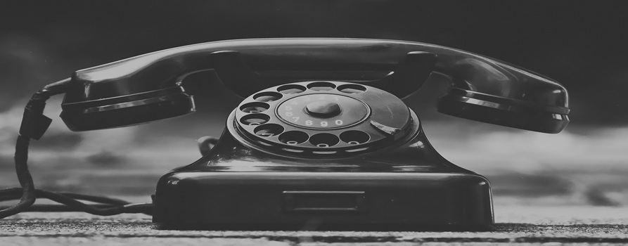 czarno-białe zdjęcie telefonu stacjonarnego